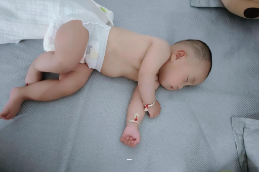 莱阳宝宝胳膊上起红疙瘩